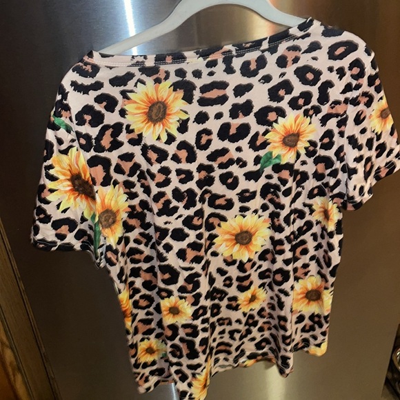 *Keeping* Cheetah Sunflower Top 🌻 🐆 - Picture 9 of 13